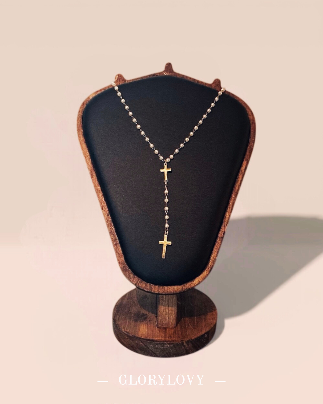 Collier croix perlé